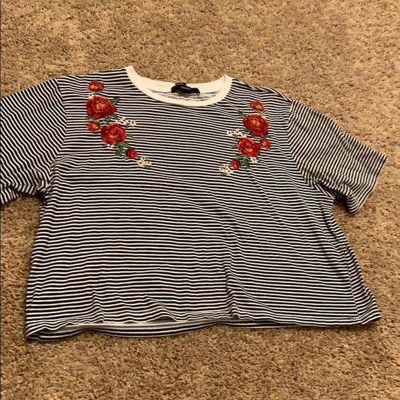 Black and white crop top with embroidered flowers - Picture 1 of 3